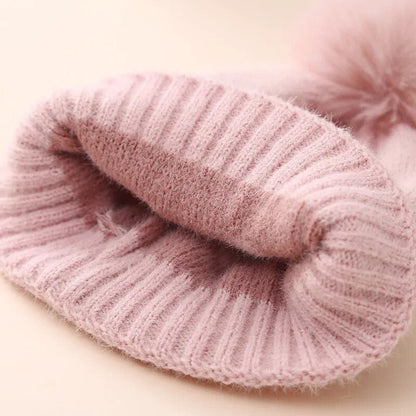 Gebreide Baby Muts Met Hartjes En Pompon - KidsKorner