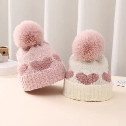 Gebreide Baby Muts Met Hartjes En Pompon - KidsKorner